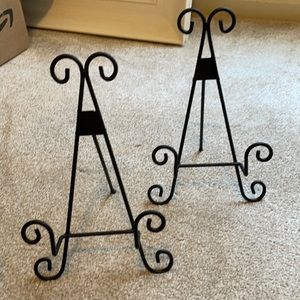 2 table top easels